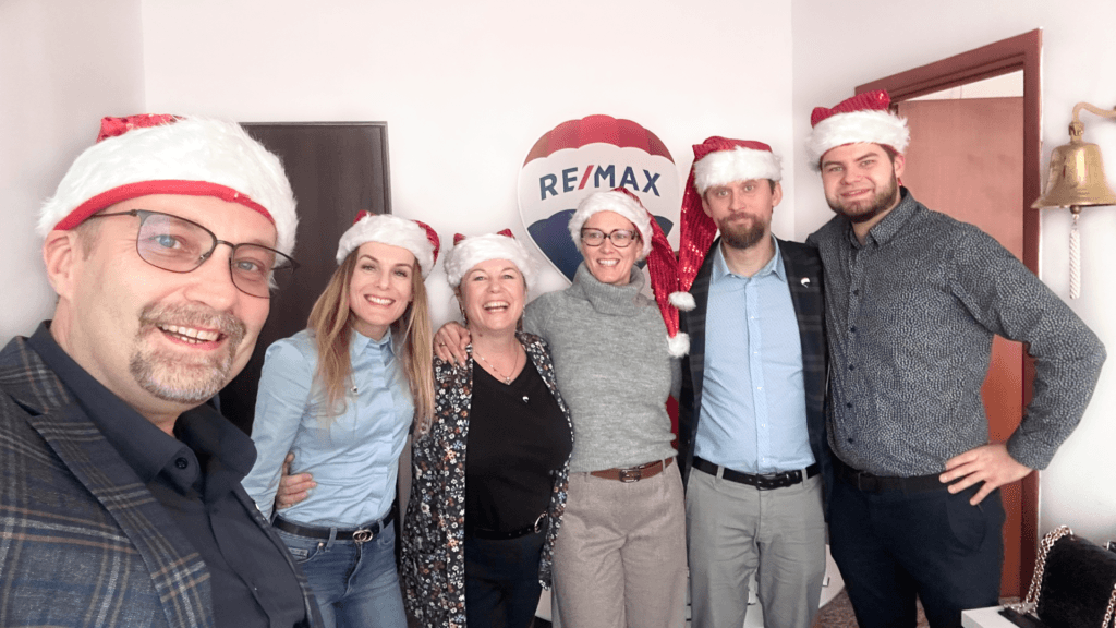 Mikołajki 2024 RE/MAX Unity. Na zdjęciu agenci i gość.