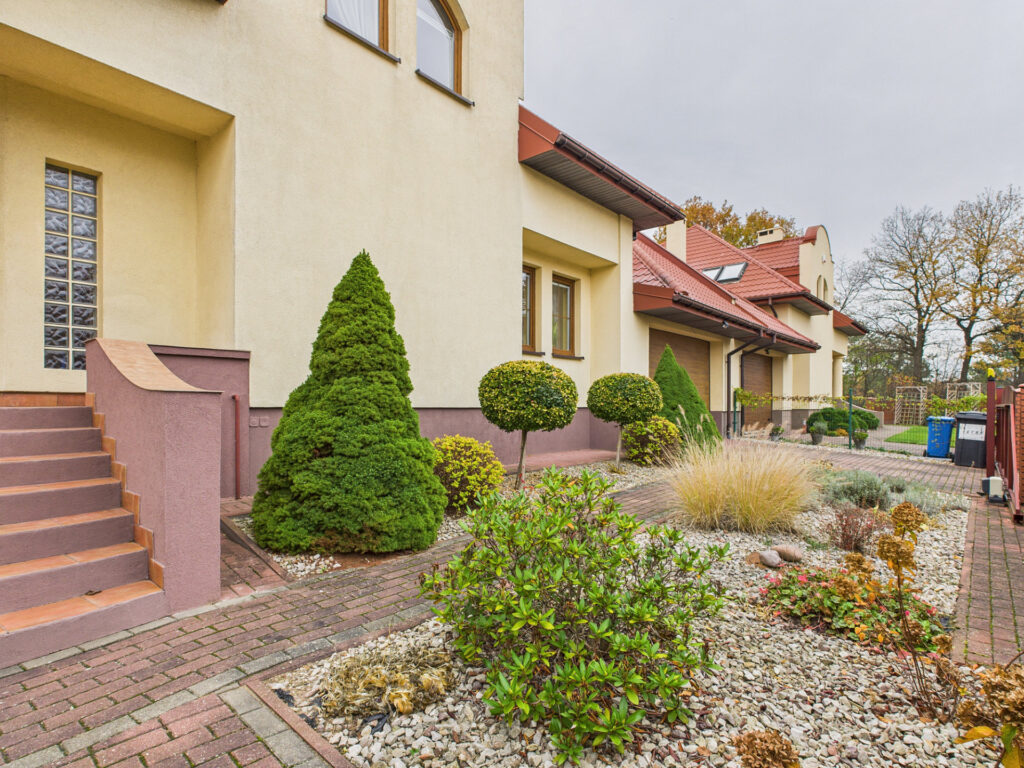 Nowoczesny dom z ogrodem i krzewami