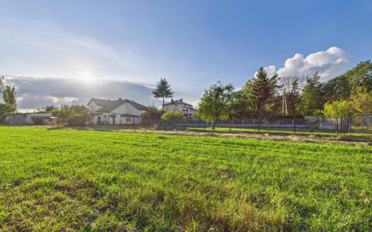 🌳 Spokojna działka budowlana w otoczeniu natury – Dęblin, ul. Długa – 1220 m²