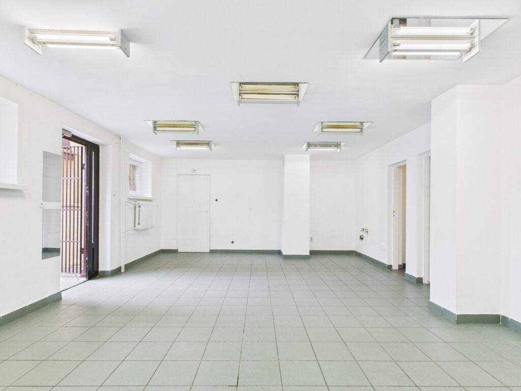 Jasne, puste pomieszczenie z płytkami podłogowymi.