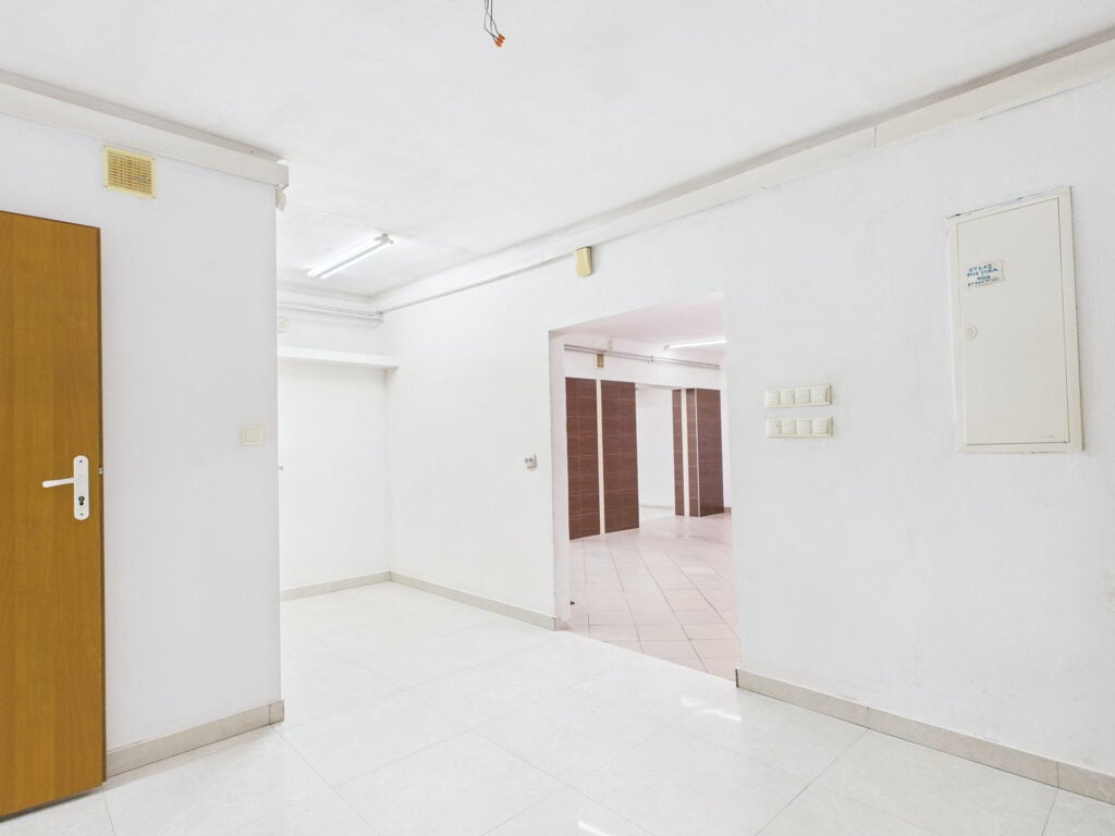 Jasne wnętrze przedpokoju z otwartymi drzwiami.