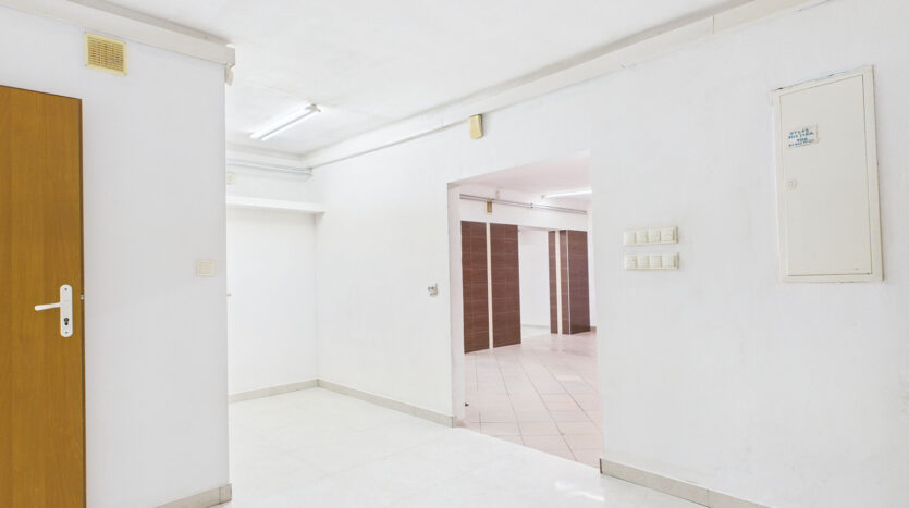 Jasne wnętrze przedpokoju z otwartymi drzwiami.