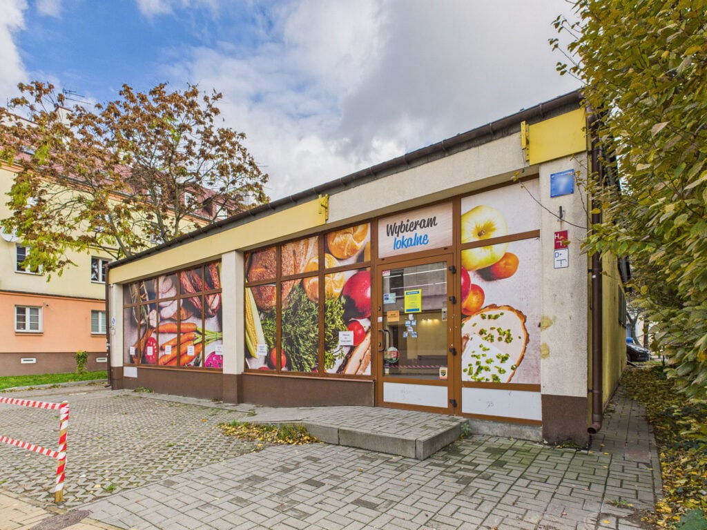 Lokalny sklep z żywnością, reklama owoców i warzyw.