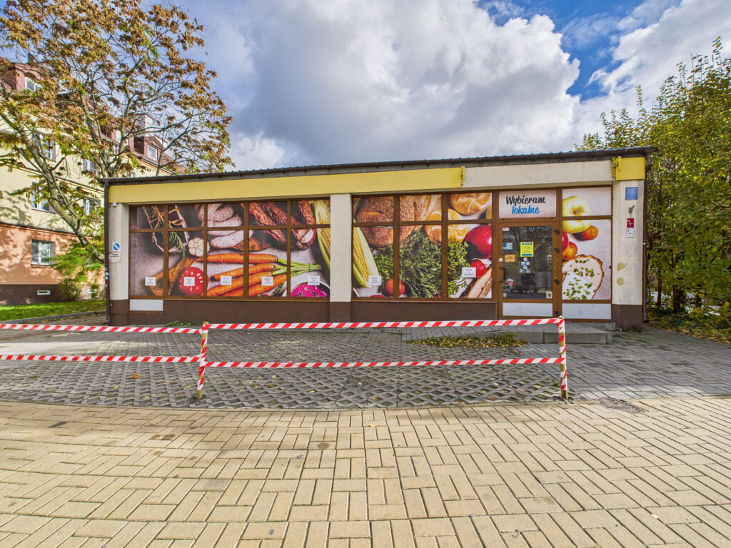 Sklep spożywczy z warzywami na witrynie.