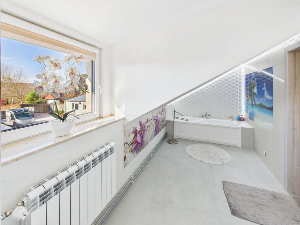 Nowoczesna łazienka na poddaszu z widokiem na ogród.