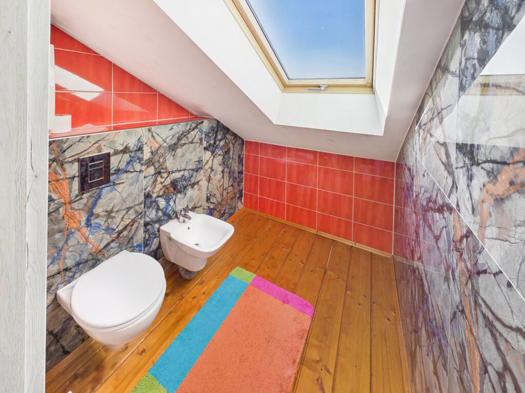 Nowoczesna łazienka na poddaszu z bidetem.