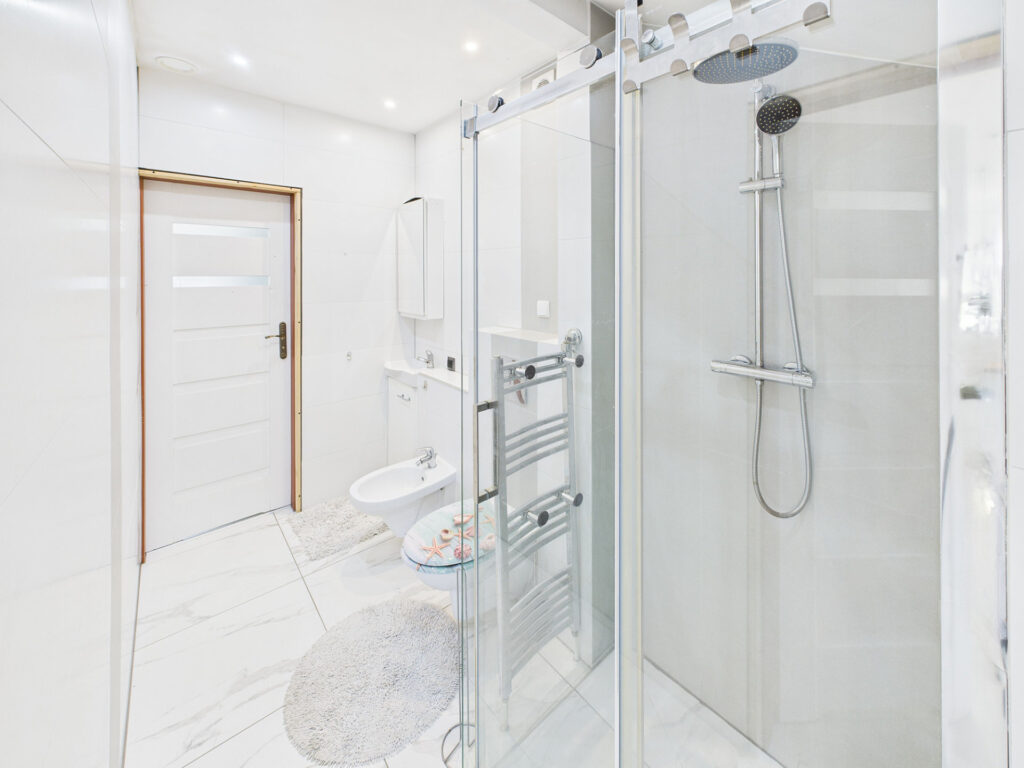 Nowoczesna łazienka z prysznicem i bidetem.