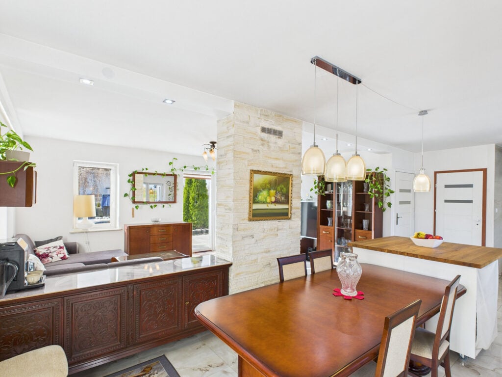 Nowoczesny salon z drewnianymi meblami i oświetleniem