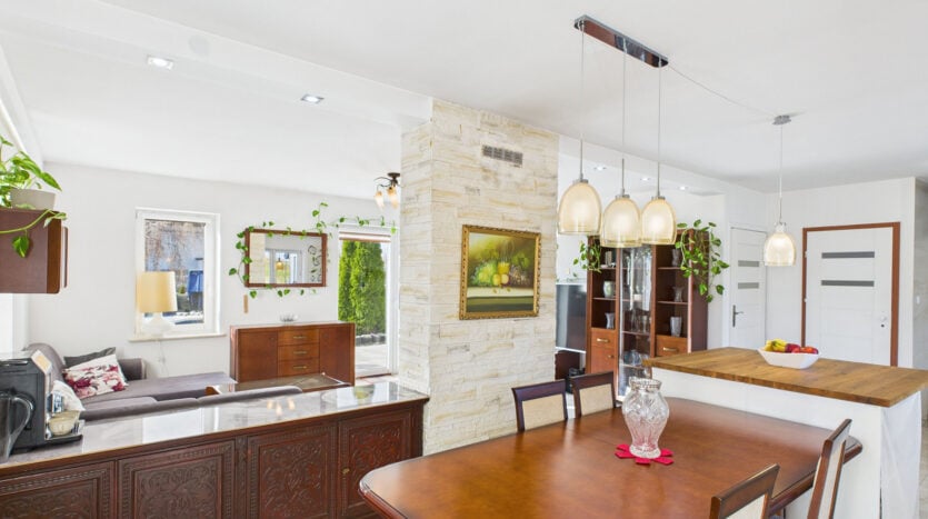 Nowoczesny salon z drewnianymi meblami i oświetleniem