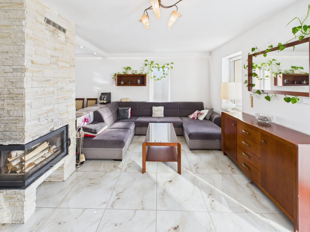 Nowoczesny salon z kominkiem i narożnikiem