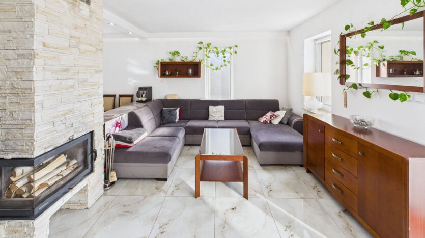 Nowoczesny salon z kominkiem i narożnikiem