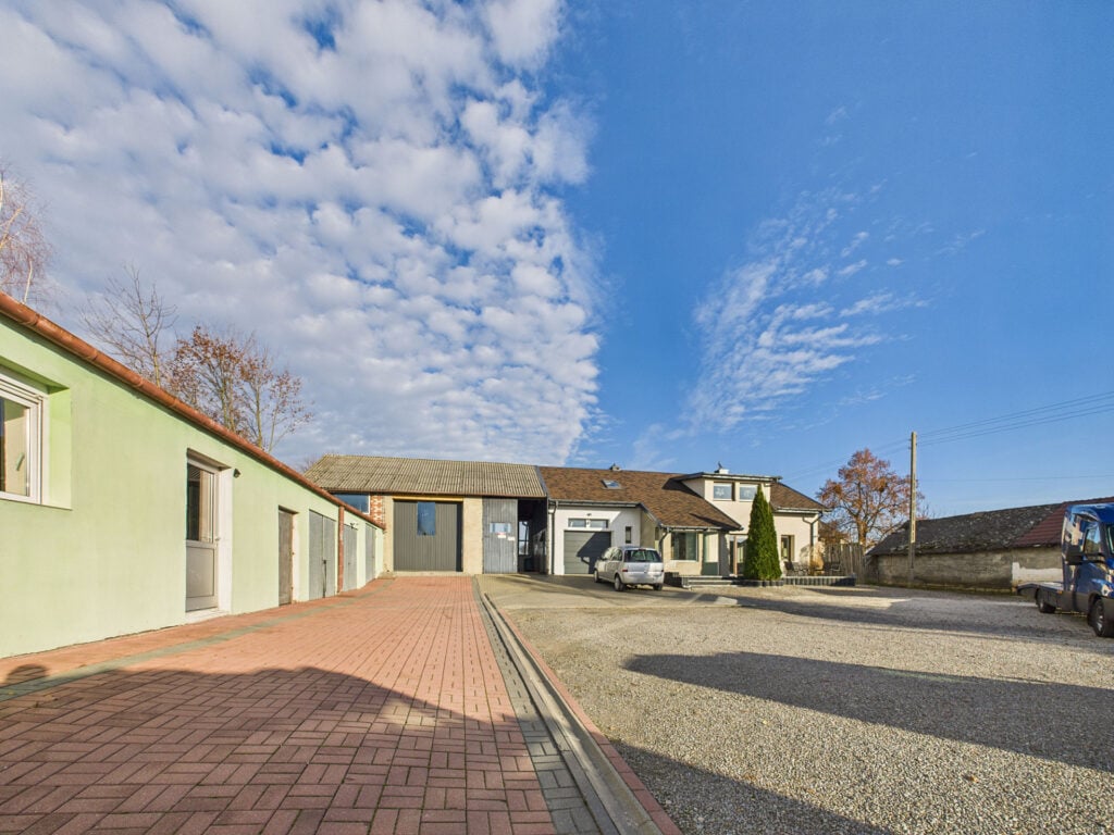 Dziedziniec z budynkami gospodarczymi w słońcu