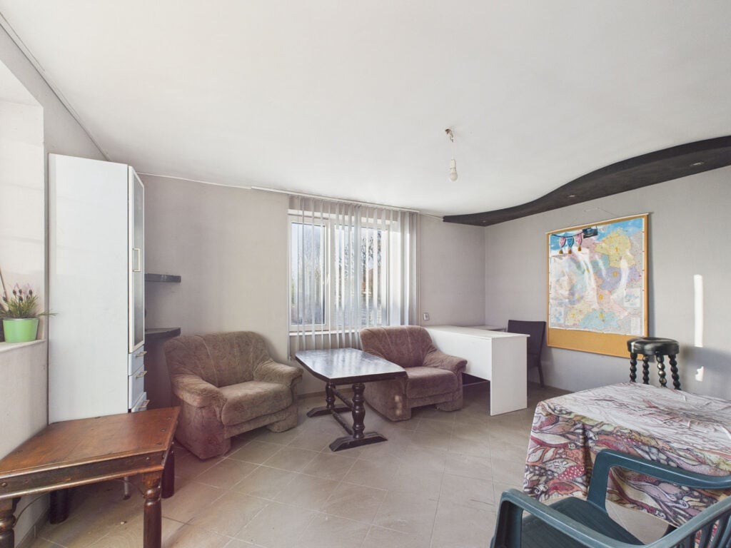 Salon z mapą, sofą i stołem.