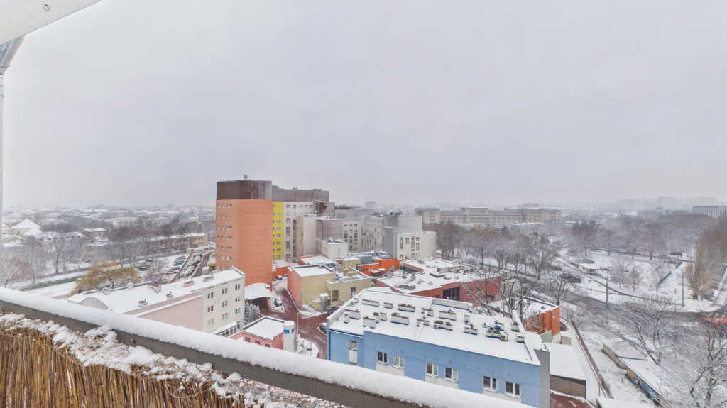 Zasypane śniegiem budynki miejskie zimą.