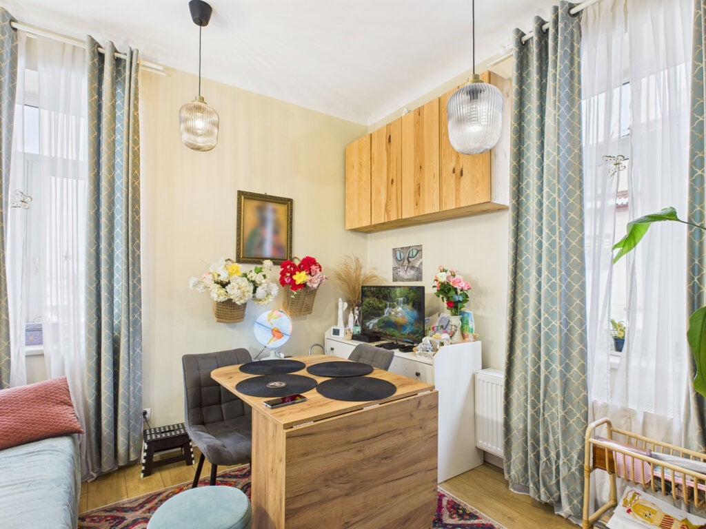 Nowoczesny salon z drewnianym stołem i dekoracjami