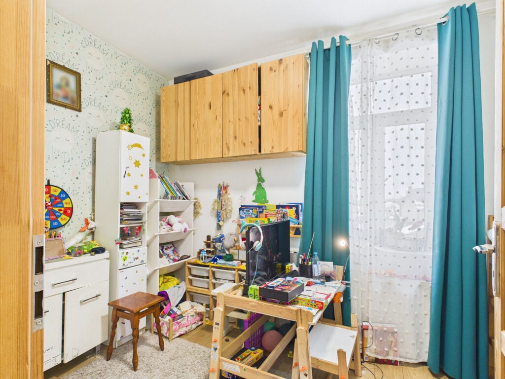 Pokój dziecięcy z biurkiem i zabawkami.