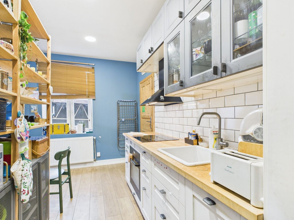 Nowoczesna kuchnia z niebieskimi ścianami