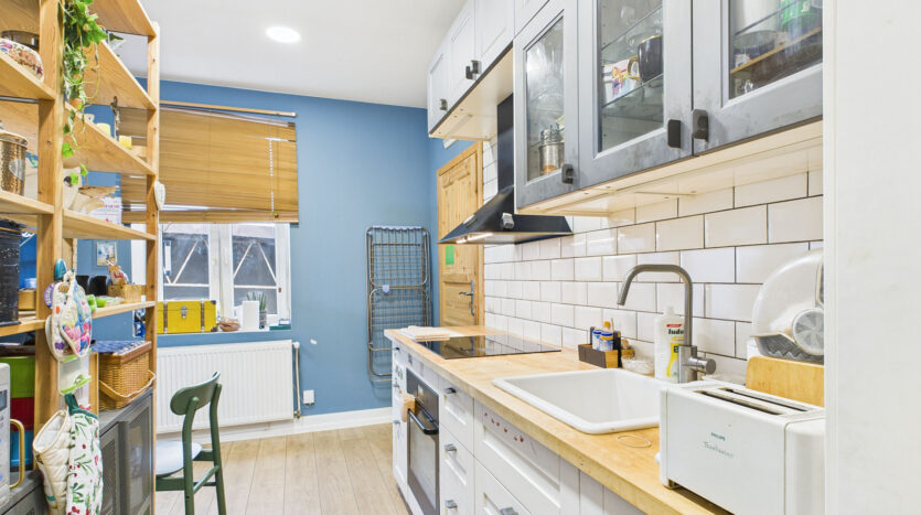 Nowoczesna kuchnia z niebieskimi ścianami