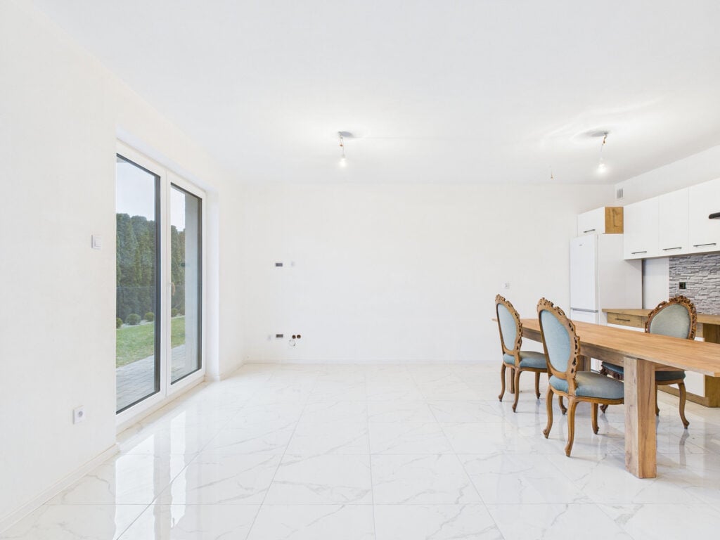 Nowoczesna kuchnia z drewnianym stołem i krzesłami.