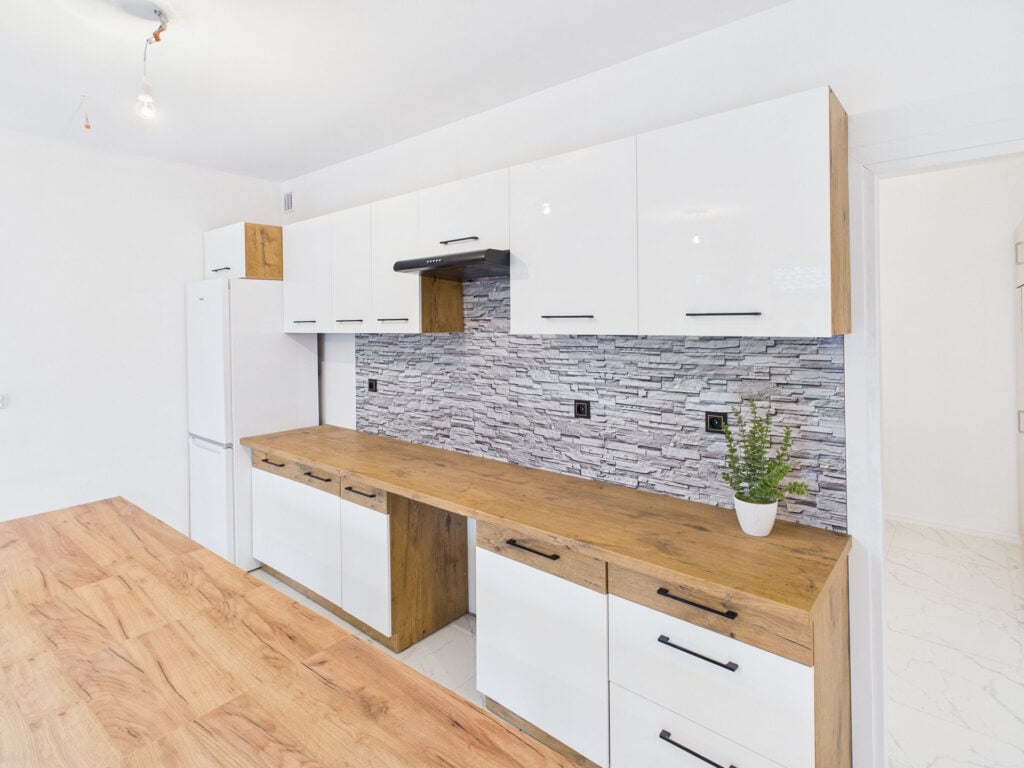 Nowoczesna kuchnia z drewnianymi elementami i rośliną