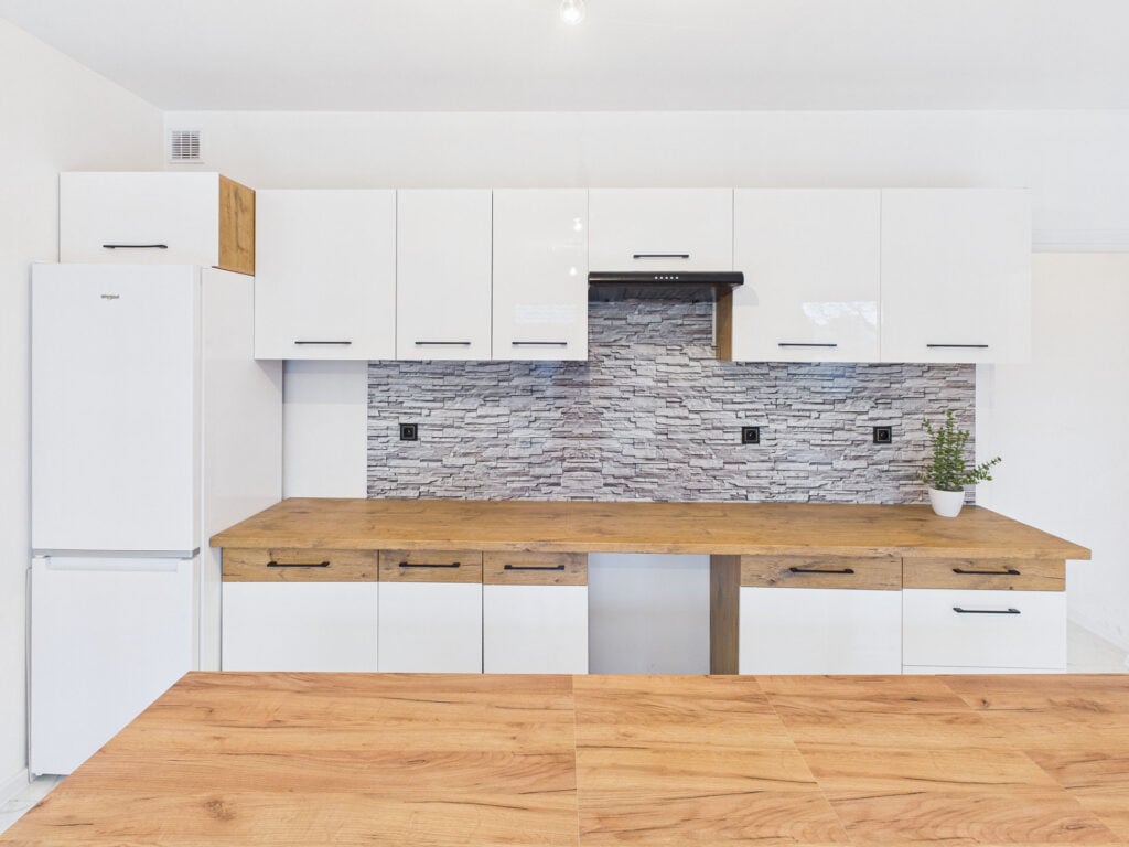 Nowoczesna biała kuchnia z drewnianym blatem