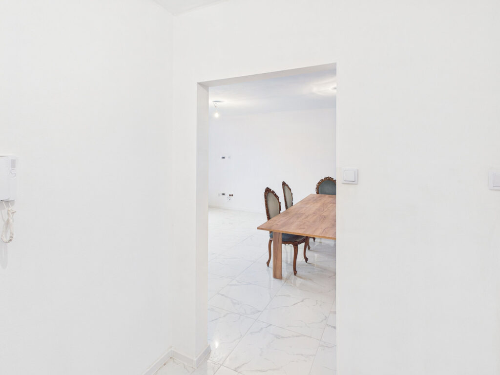 Jadalnia z drewnianym stołem i krzesłami