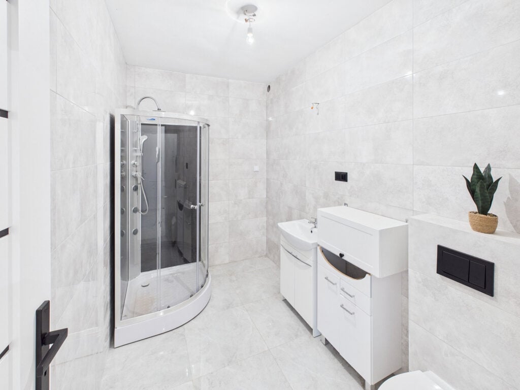 Nowoczesna łazienka z prysznicem i umywalką.