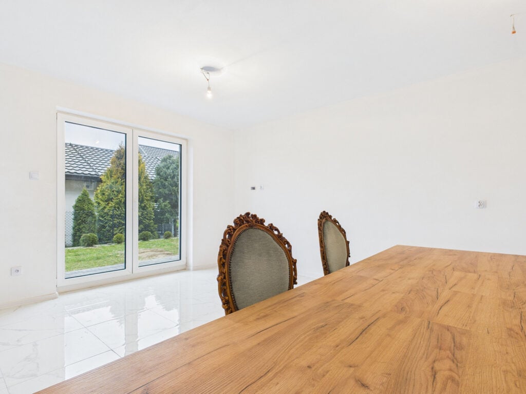 Minimalistyczny salon z drewnianym stołem.