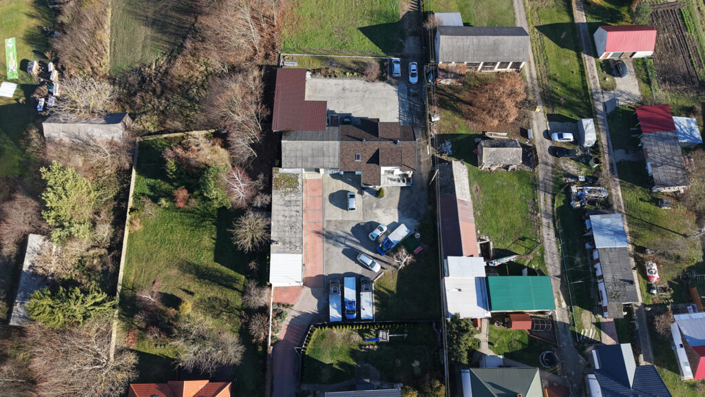 Widok z lotu ptaka na podwórze i samochody.