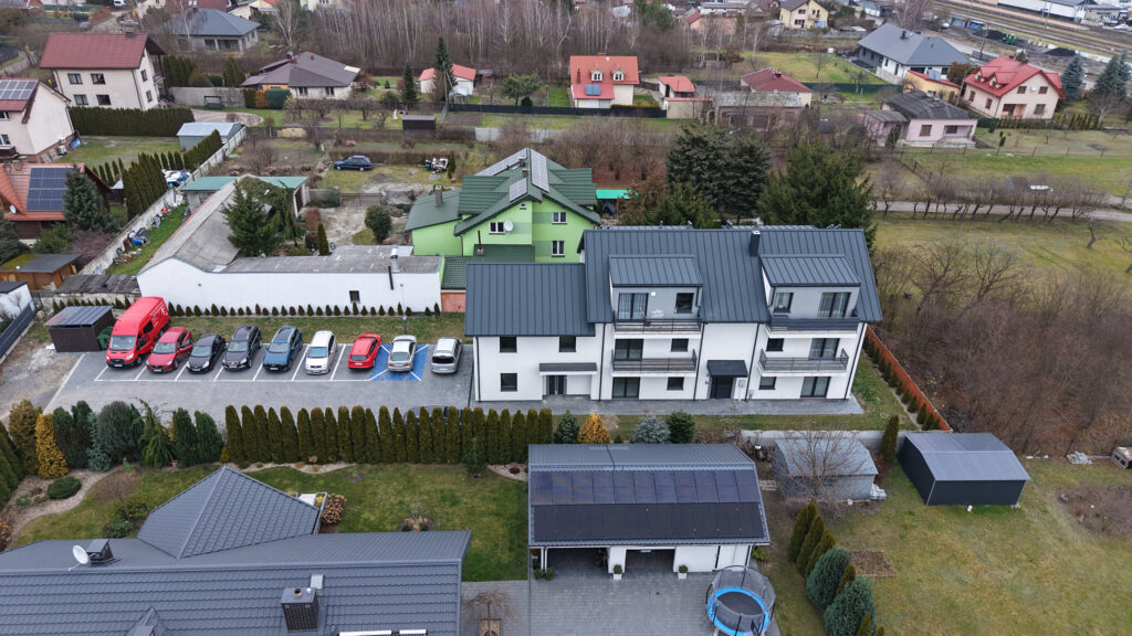 Widok na domy i parking z drona.