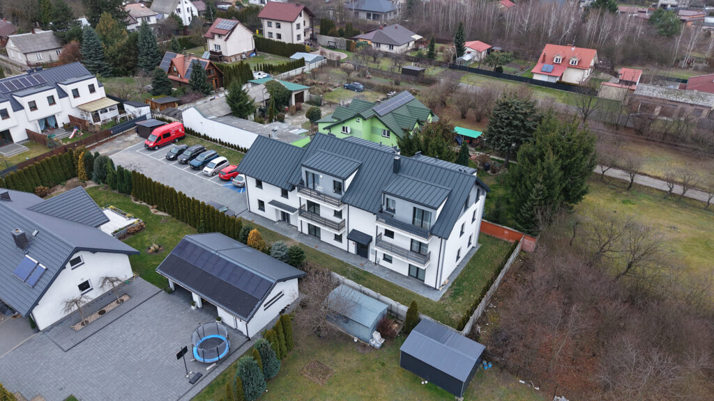 Widok z lotu ptaka na osiedle domów jednorodzinnych.