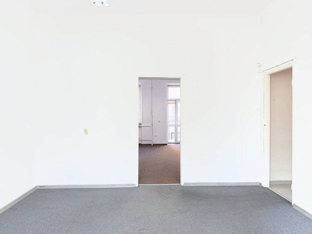 Pusta biała ściana z widokiem na korytarz