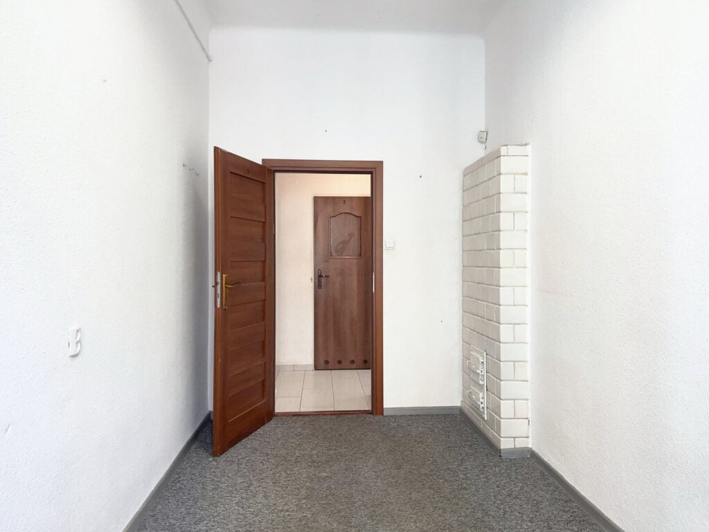 Pusty pokój z otwartymi drewnianymi drzwiami