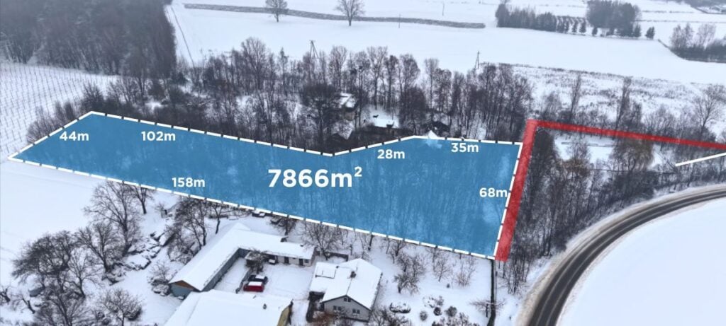 Obszar działki 7866 m² na zimowym tle.
