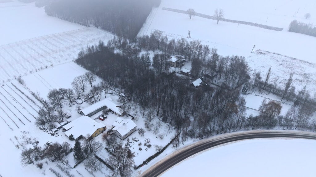 Zimowy widok z lotu ptaka na zaśnieżoną wioskę