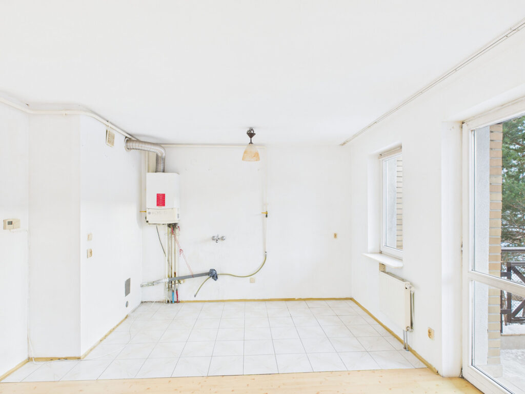 Pusty pokój z oknami i białymi ścianami