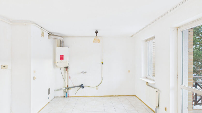 Pusty pokój z oknami i białymi ścianami