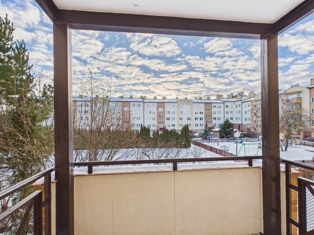 Widok z balkonu na zimowe osiedle.