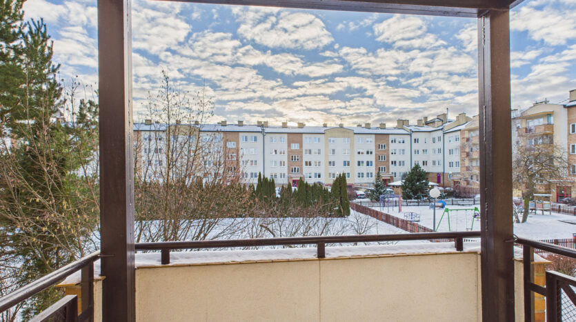 Widok z balkonu na zimowe osiedle.