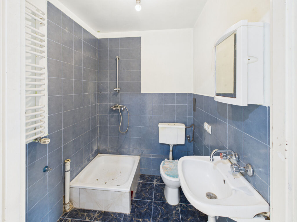 Niebieska łazienka z brodzikiem i umywalką