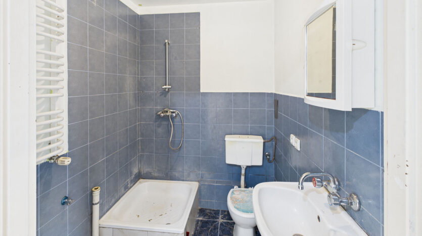 Niebieska łazienka z brodzikiem i umywalką